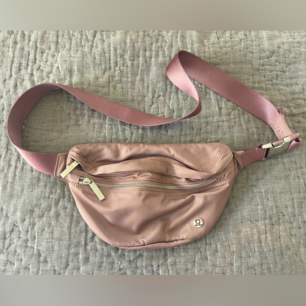 Lululemon Athletica City Adventurer Belt Bag 2.5L Twilight Rose Mauve Pink Zip